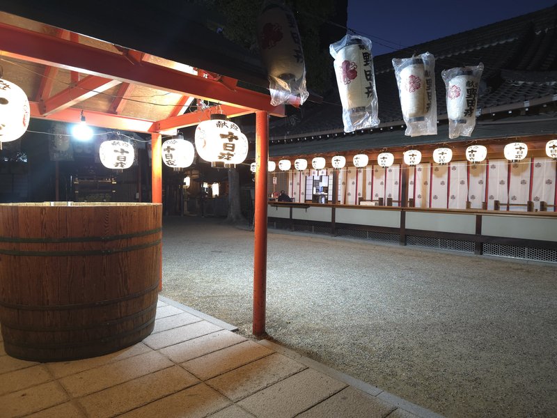 提灯が灯る境内